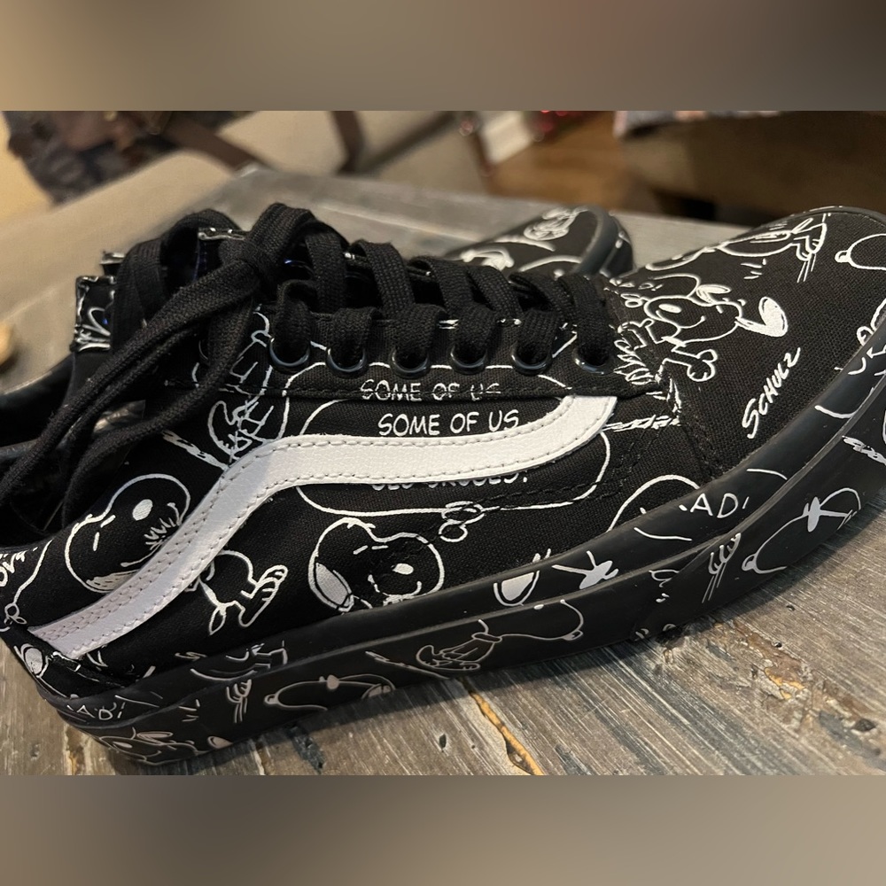 VANS OLD SCHOOL- PEANUTS - Men’s size 6.5 - women’s 8